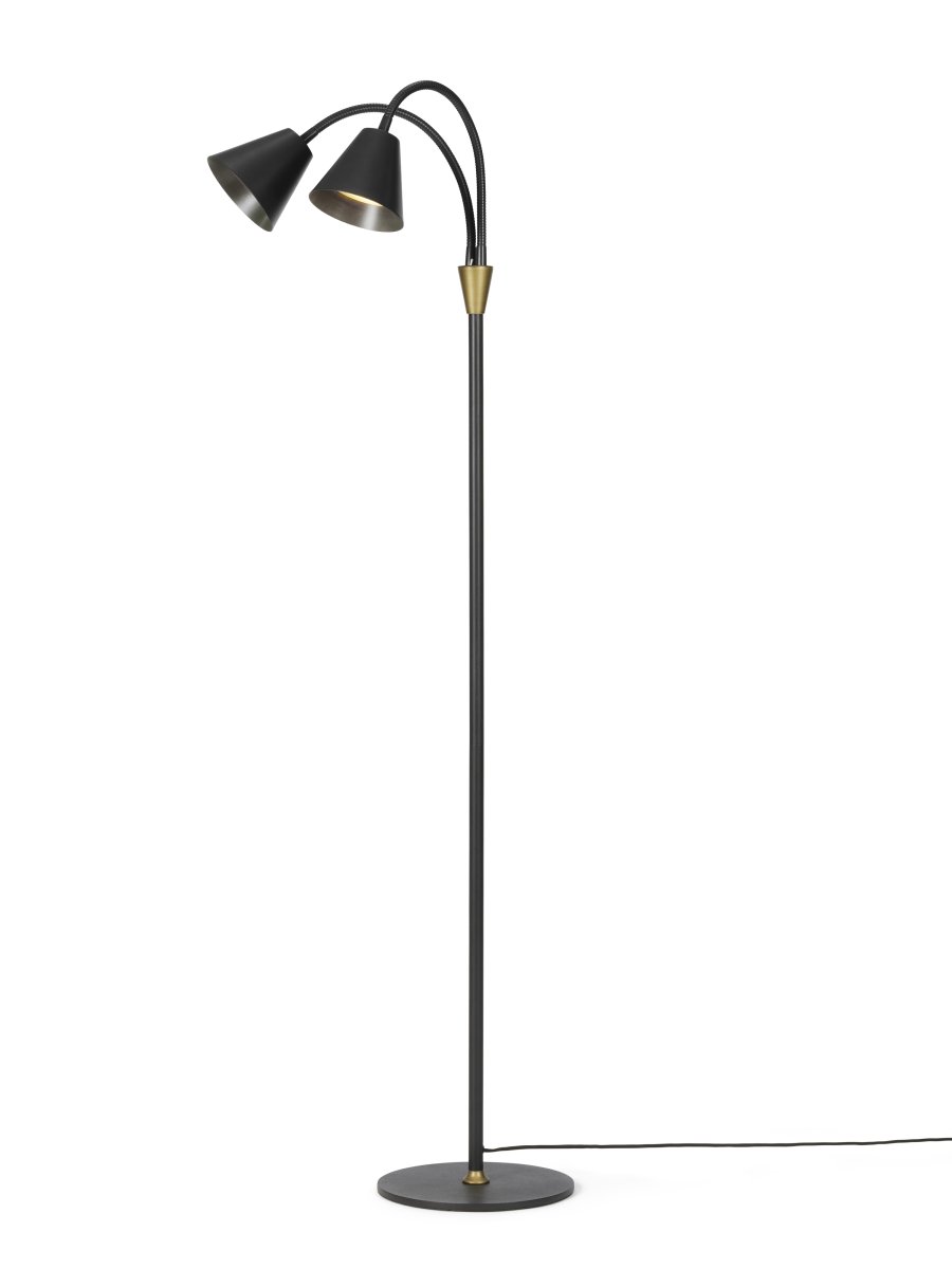  Hygge 2 Zwart vloerlamp Van Halo Design - Wordt geleverd met een 200 cm lange kabel met een aan/uit-schakelaar bovenop het messing detail, voor eenvoudig en handig gebruik.