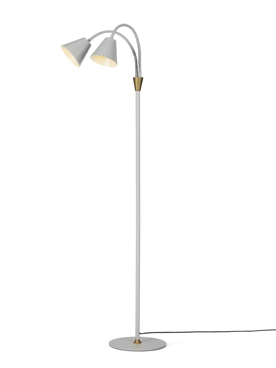 Hygge 2 Grijs vloerlamp Van Halo Design - Wordt geleverd met een 200 cm lange kabel met een aan/uit-schakelaar bovenop het messing detail, voor eenvoudig en handig gebruik.