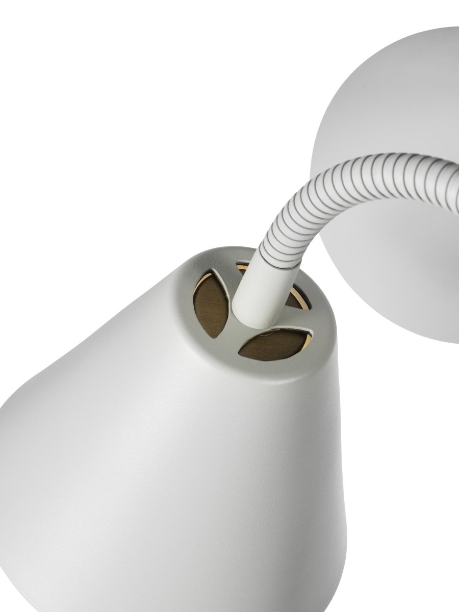 Hygge 2 Grijs vloerlamp Van Halo Design - Wordt geleverd met een 200 cm lange kabel met een aan/uit-schakelaar bovenop het messing detail, voor eenvoudig en handig gebruik.