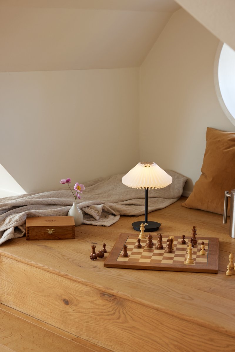 Paris 28cm Zwart Draagbare Van Halo Design - Het is dimbaar en past bij verschillende behoeften en stemmingen, waardoor het zowel een praktisch als stijlvol interieurdetail is.