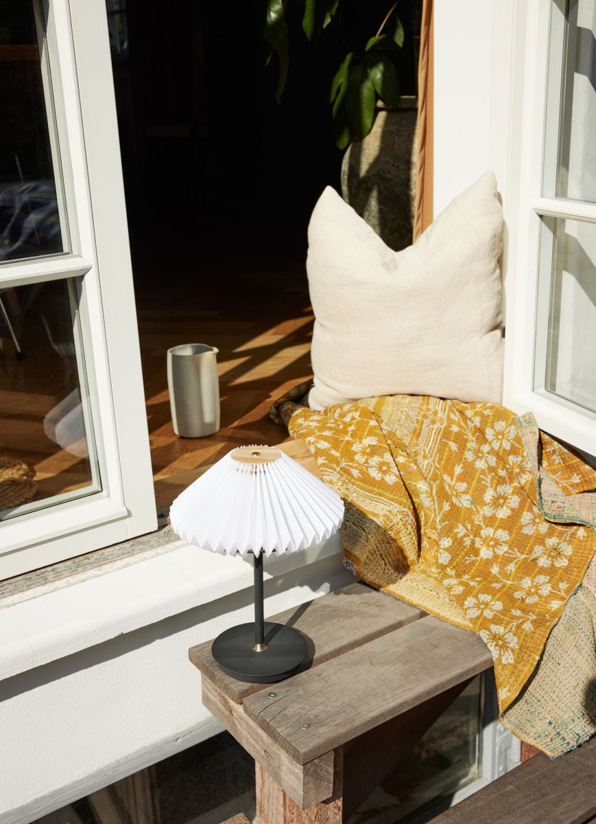 Paris 28cm Zwart Draagbare Van Halo Design - Het is dimbaar en past bij verschillende behoeften en stemmingen, waardoor het zowel een praktisch als stijlvol interieurdetail is.