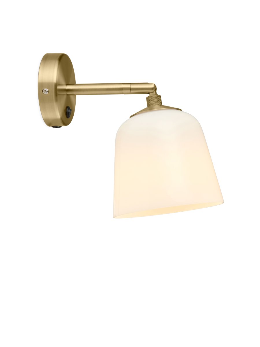 Room 49 Ø15 Antiek messing wandlamp Van Halo Design - Deze stijlvolle wandlamp combineert een warme messing afwerking met een zacht afgeronde glazen kap en cre&euml;ert zo een verfijnde en uitnodigende sfeer in uw huis.