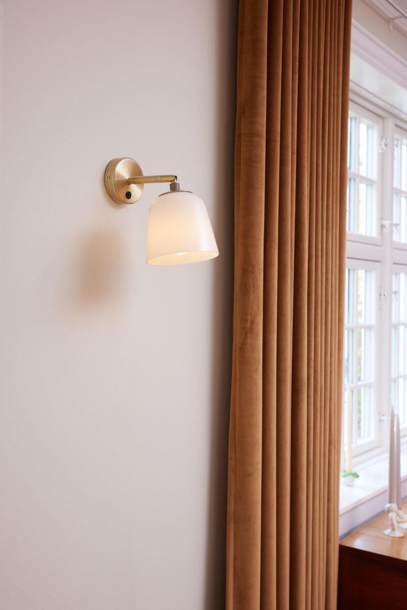 Room 49 Ø15 Antiek messing wandlamp Van Halo Design - Deze stijlvolle wandlamp combineert een warme messing afwerking met een zacht afgeronde glazen kap en cre&euml;ert zo een verfijnde en uitnodigende sfeer in uw huis.