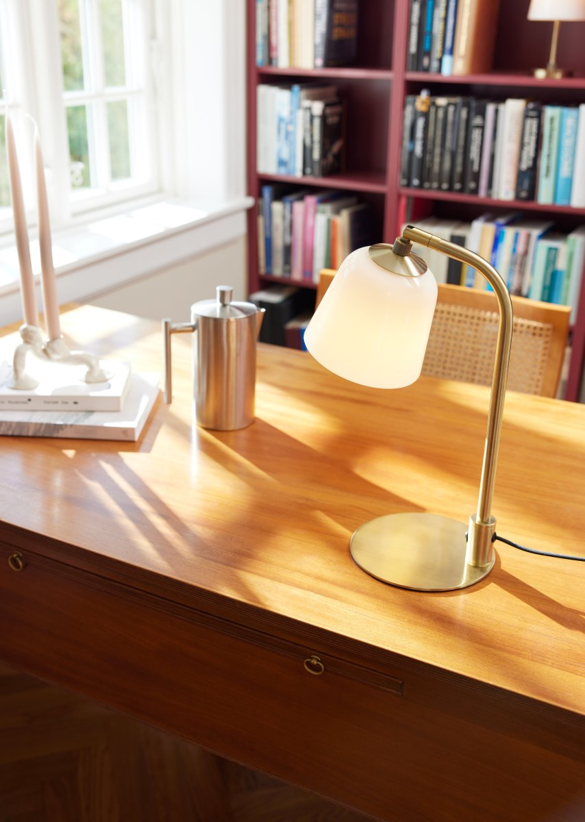 Room 49 40cm Antiek messing tafellamp Van Halo Design - Kamer 49 is niet alleen een lichtbron &ndash; Het is een stijlvol interieurdetail dat elke ruimte verbetert.