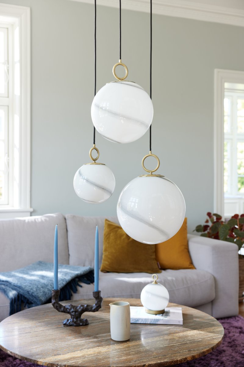 Stockholm Ø18 Grijs hanglamp Van Halo Design - Stockholm is niet zomaar een lamp, maar een stijlvol interieurdetail dat uw huis een exclusieve uitstraling geeft.