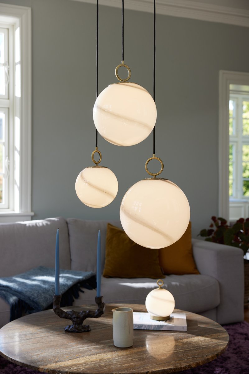 Stockholm Ø18 Grijs hanglamp Van Halo Design - Stockholm is niet zomaar een lamp, maar een stijlvol interieurdetail dat uw huis een exclusieve uitstraling geeft.