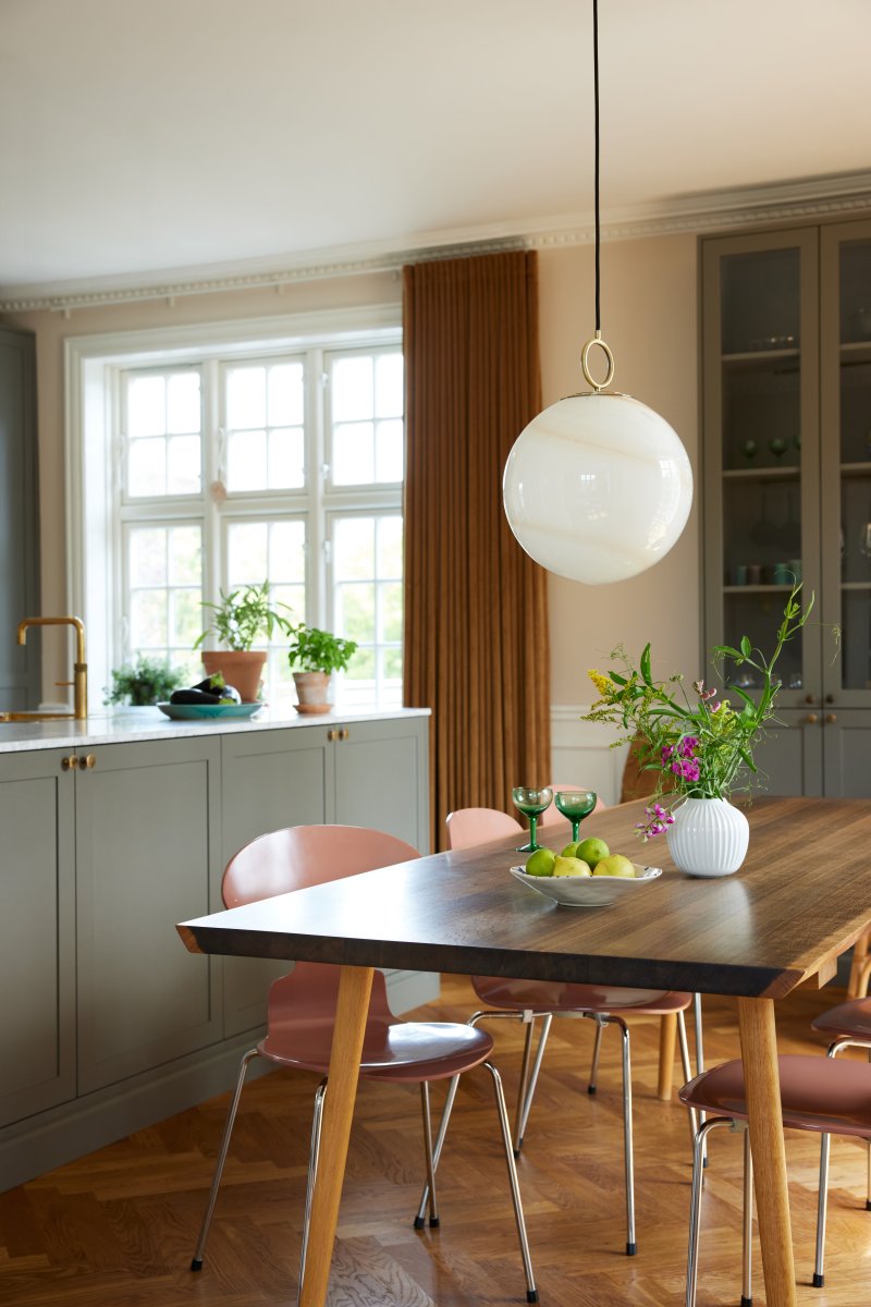 Stockholm Ø30 Bruin hanglamp Van Halo Design - Stockholm is niet zomaar een lamp, maar een stijlvol interieurdetail dat uw huis een exclusieve uitstraling geeft.