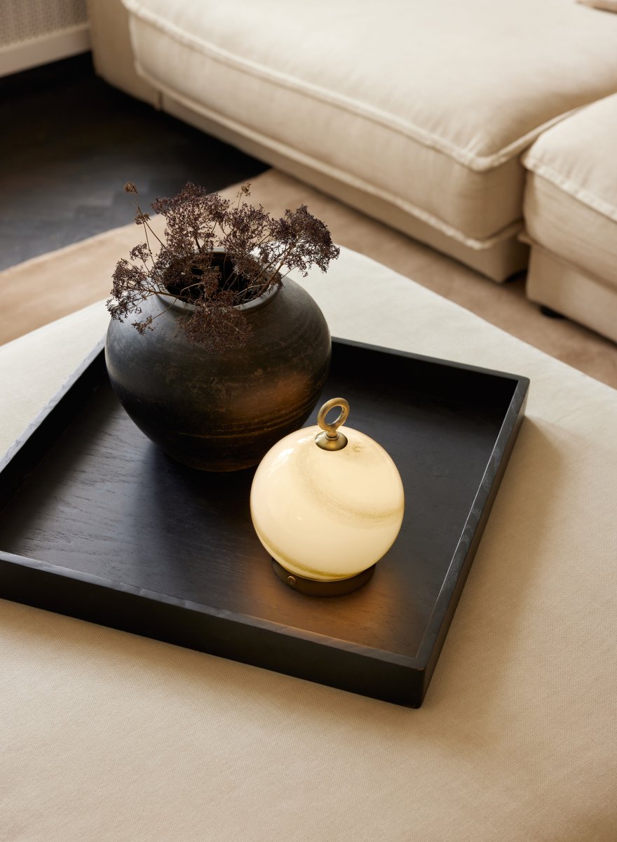 Stockholm 20cm Grijs Draagbare Van Halo Design - Het apparaat heeft een IP44-classificatie en kan zowel binnen als buiten worden gebruikt (maar moet wel binnen worden opgeborgen en opgeladen).