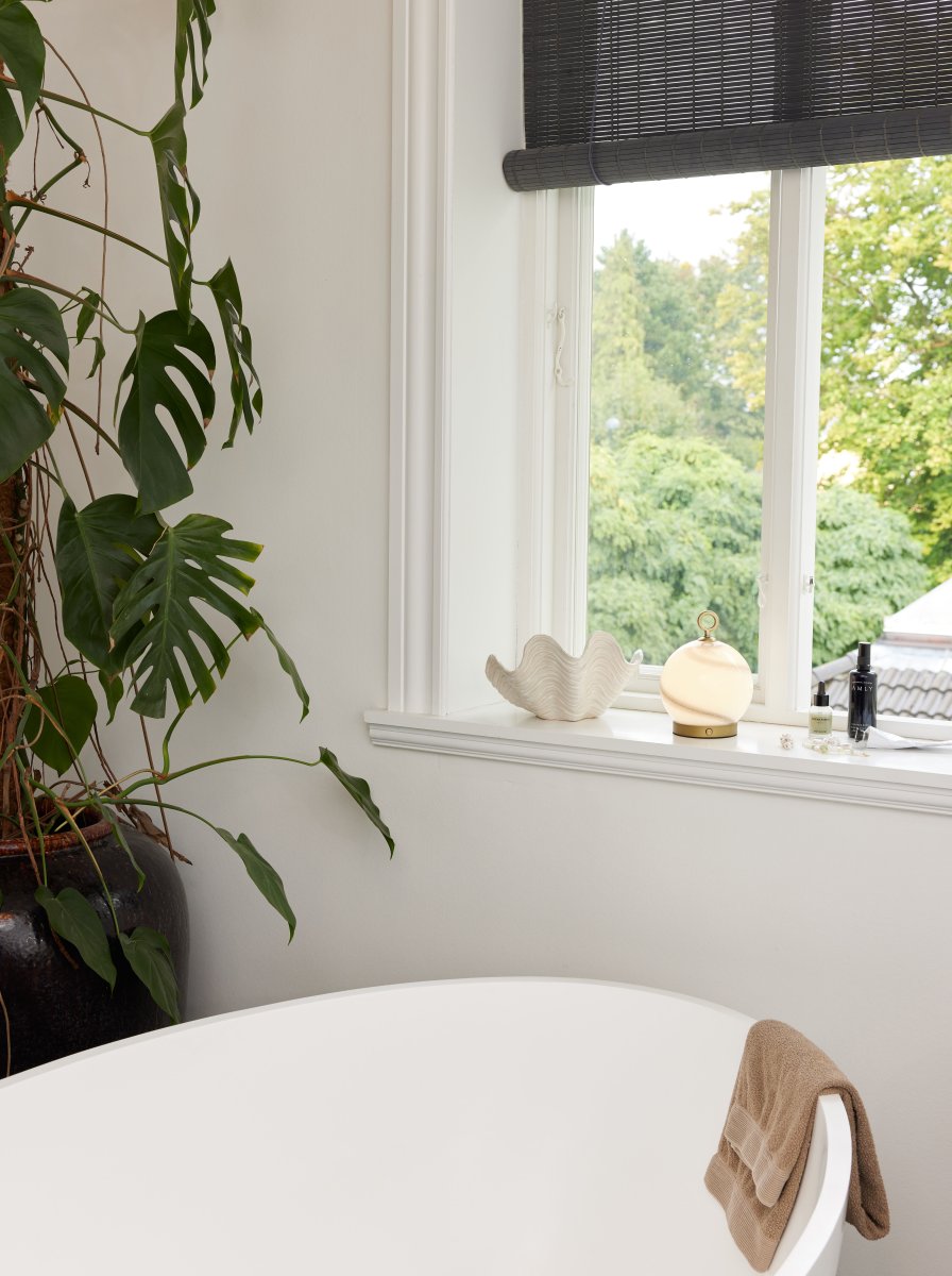 Stockholm 20cm Grijs Draagbare Van Halo Design - Het apparaat heeft een IP44-classificatie en kan zowel binnen als buiten worden gebruikt (maar moet wel binnen worden opgeborgen en opgeladen).