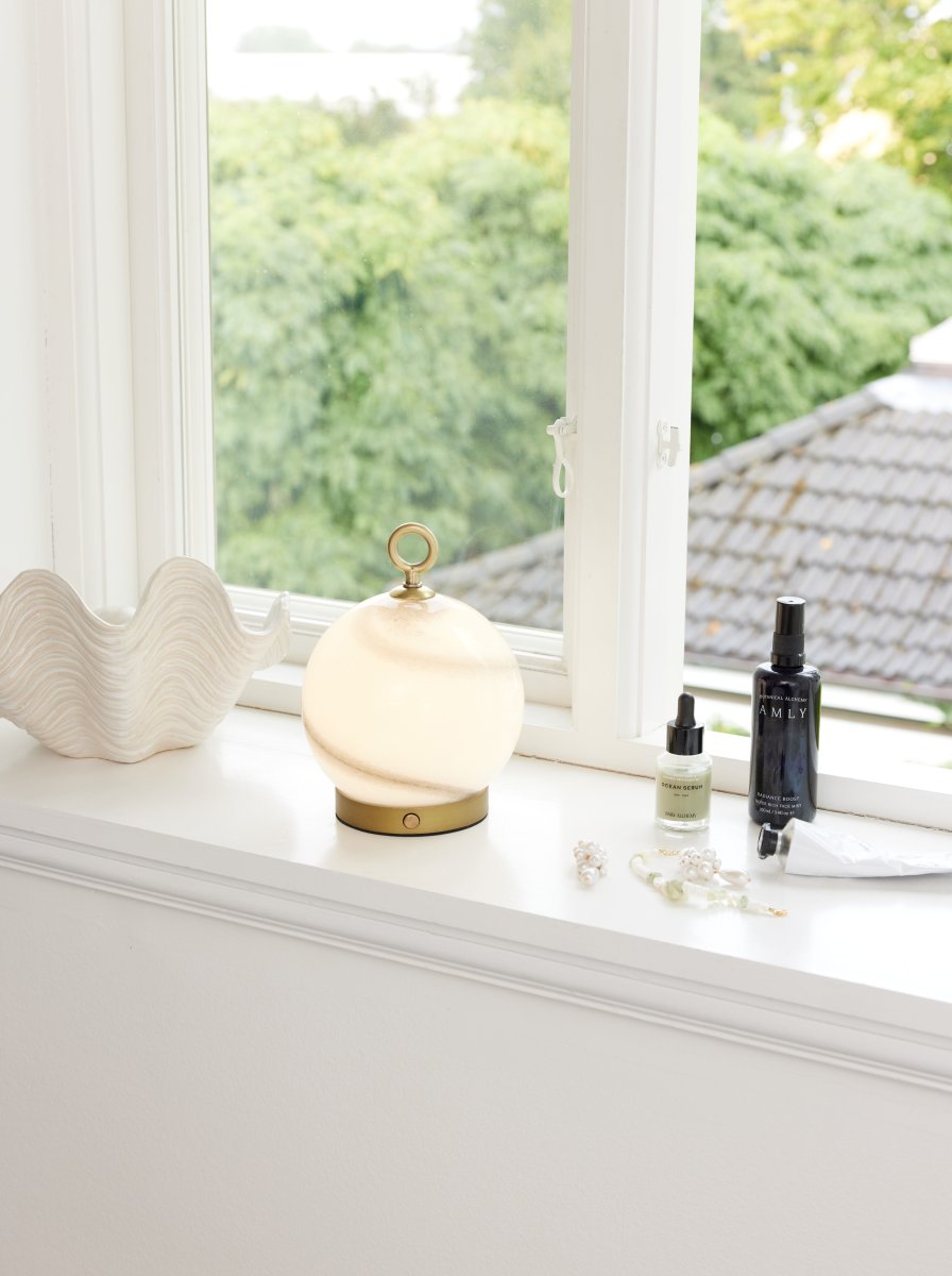 Stockholm 20cm Grijs Draagbare Van Halo Design - Het apparaat heeft een IP44-classificatie en kan zowel binnen als buiten worden gebruikt (maar moet wel binnen worden opgeborgen en opgeladen).