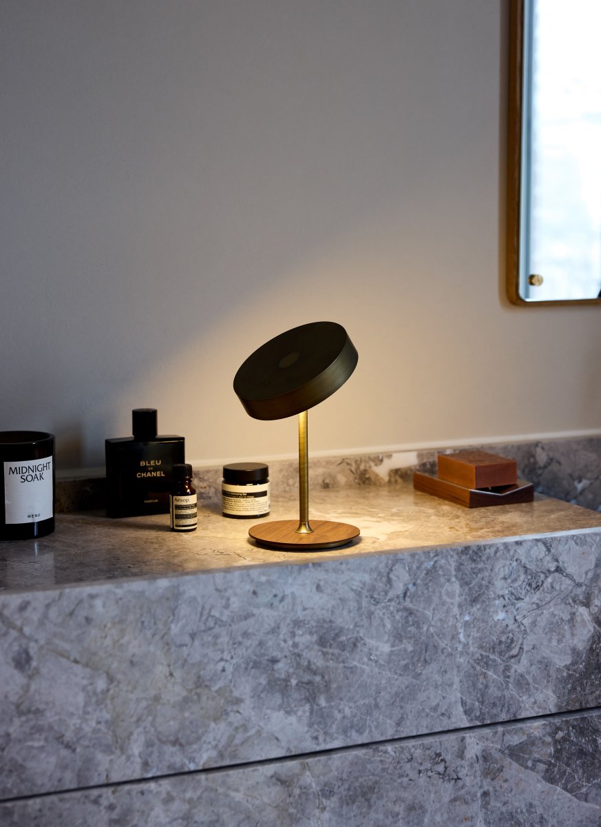 On The Move 20cm Antiek messing Draagbare Van Halo Design - Dankzij de bolvormige vorm en de magnetische functie kunt u de kap eenvoudig draaien en kantelen voor gericht licht.