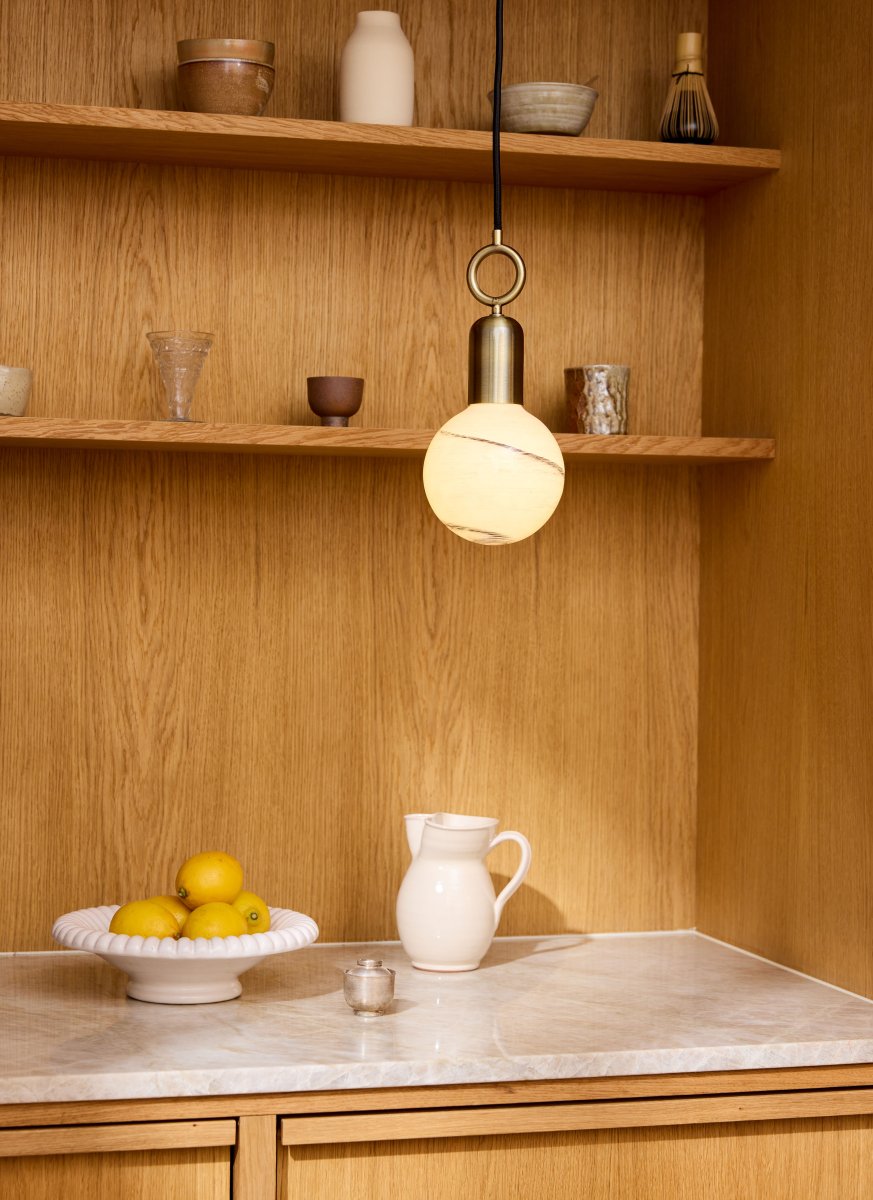 Stockholm Ø5 Antiquiteit hanglamp Van Halo Design - Met een prachtige antieke messing afwerking en een uniek ringvormig detail, zal Stockholm een artistiek element in uw interieur zijn.