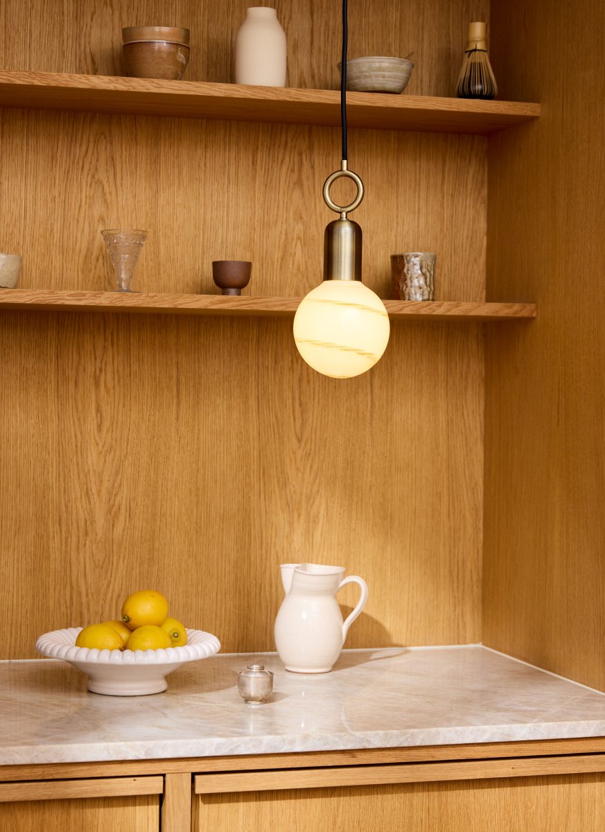 Stockholm Ø5 Antiquiteit hanglamp Van Halo Design - Met een prachtige antieke messing afwerking en een uniek ringvormig detail, zal Stockholm een artistiek element in uw interieur zijn.