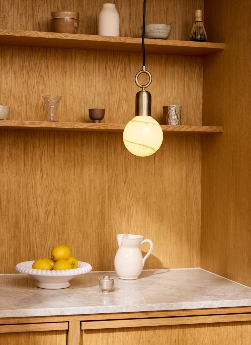 Stockholm Ø5 Antiquiteit hanglamp Van Halo Design - Met een prachtige antieke messing afwerking en een uniek ringvormig detail, zal Stockholm een artistiek element in uw interieur zijn.