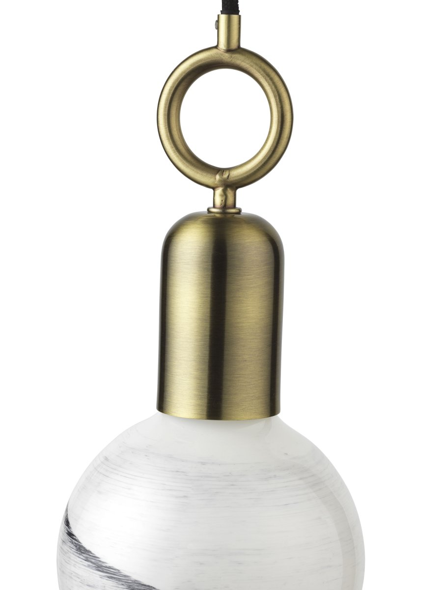 Stockholm Ø5 Antiquiteit hanglamp Van Halo Design - Met een prachtige antieke messing afwerking en een uniek ringvormig detail, zal Stockholm een artistiek element in uw interieur zijn.