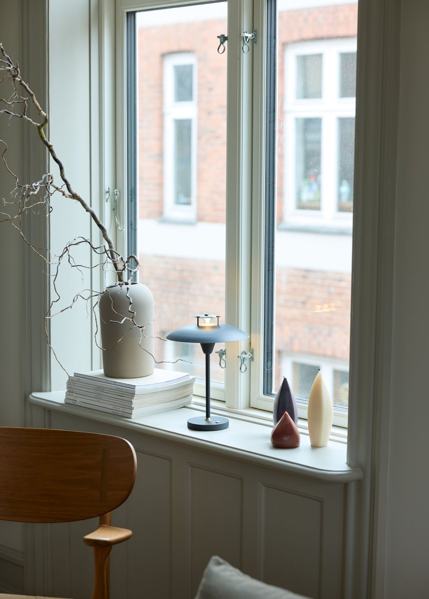 Stepp One-Two -Three 30cm Zwart Draagbare Van Halo Design - De lamp heeft een ingebouwde 3-staps dimmer en geeft een aangenaam warmwit licht.