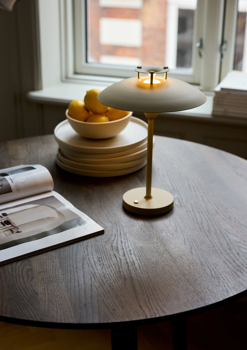 Stepp One-Two -Three 30cm Room Draagbare Van Halo Design - De lamp heeft een ingebouwde 3-staps dimmer en geeft een aangenaam warmwit licht.