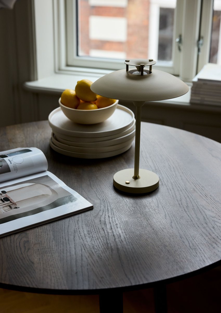 Stepp One-Two -Three 30cm Room Draagbare Van Halo Design - De lamp heeft een ingebouwde 3-staps dimmer en geeft een aangenaam warmwit licht.