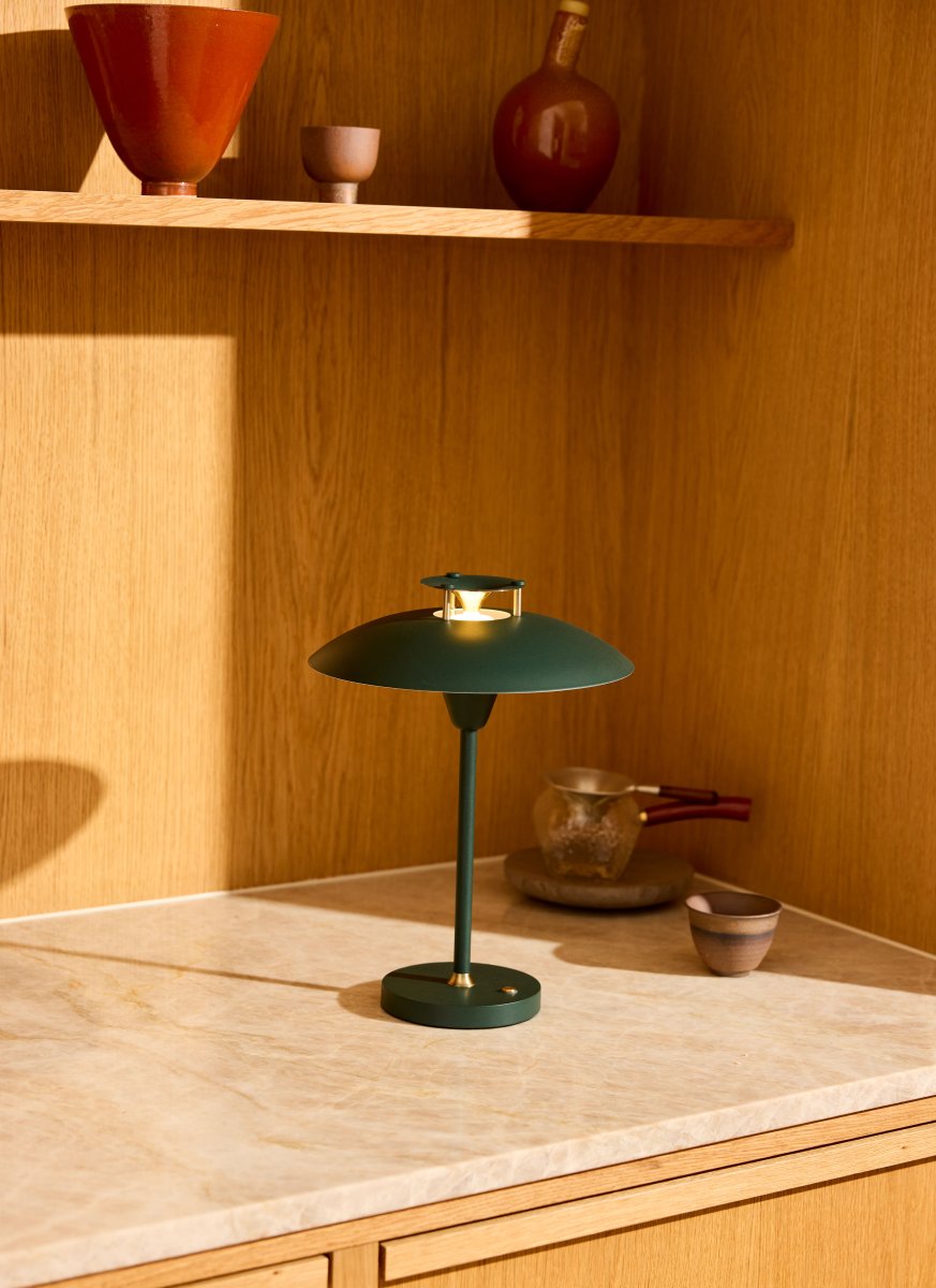 Stepp One-Two -Three 30cm Donkergroen Draagbare Van Halo Design - De lamp heeft een ingebouwde 3-staps dimmer en geeft een aangenaam warmwit licht.