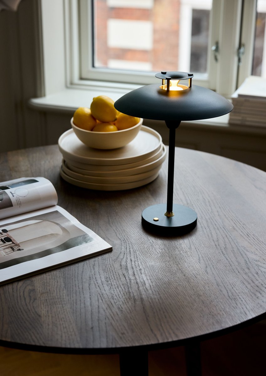 Stepp One-Two -Three 30cm Donkergroen Draagbare Van Halo Design - De lamp heeft een ingebouwde 3-staps dimmer en geeft een aangenaam warmwit licht.