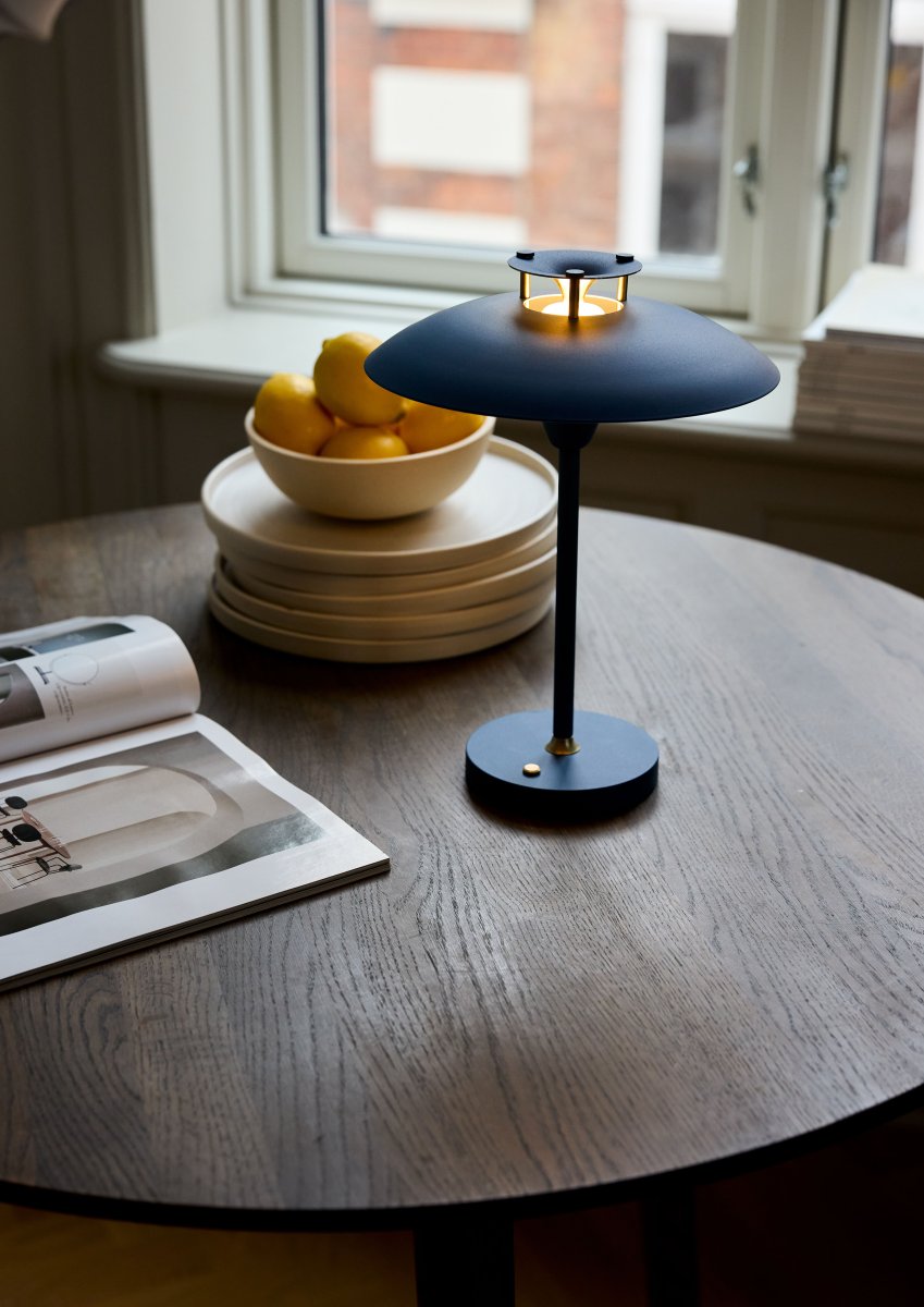 Stepp One-Two -Three 30cm Donkerblauw Draagbare Van Halo Design - De lamp heeft een ingebouwde 3-staps dimmer en geeft een aangenaam warmwit licht.