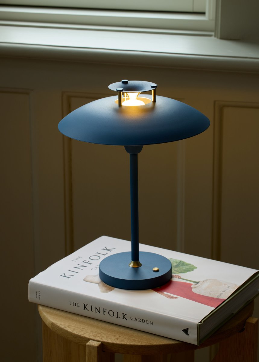 Stepp One-Two -Three 30cm Donkerblauw Draagbare Van Halo Design - De lamp heeft een ingebouwde 3-staps dimmer en geeft een aangenaam warmwit licht.