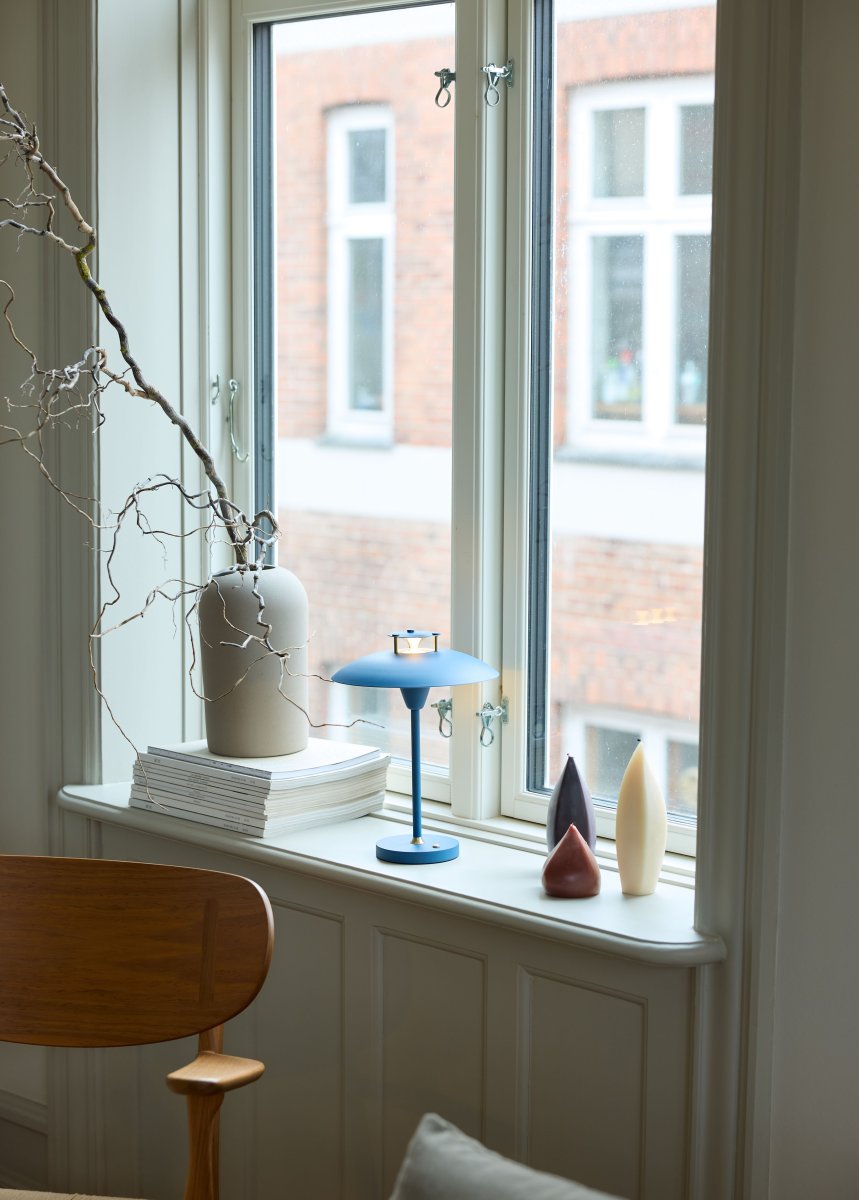 Stepp One-Two -Three 30cm Donkerblauw Draagbare Van Halo Design - De lamp heeft een ingebouwde 3-staps dimmer en geeft een aangenaam warmwit licht.