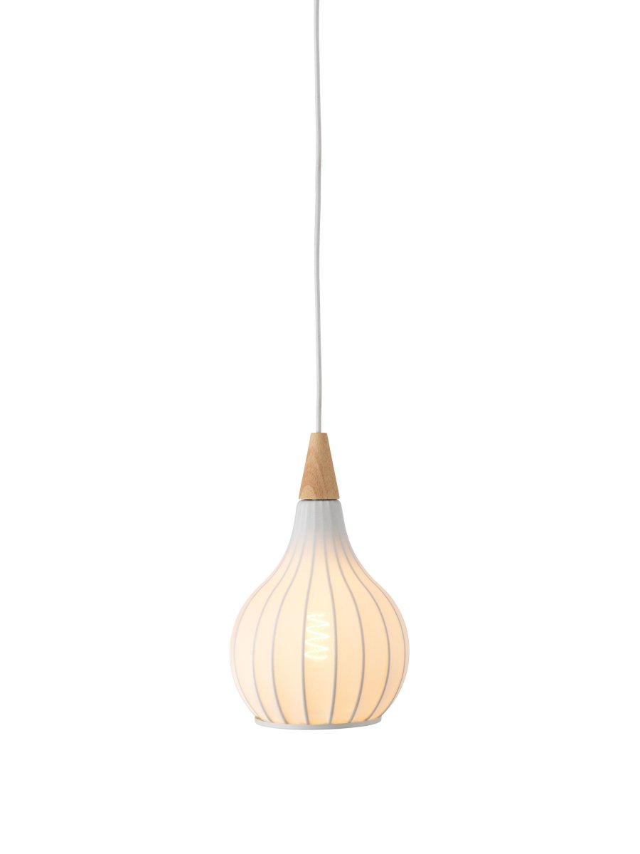 Drops Ø17 Wit hanglamp Van Halo Design - Het is aan te raden om er meerdere op een rij of in een groep boven de eettafel te plaatsen.