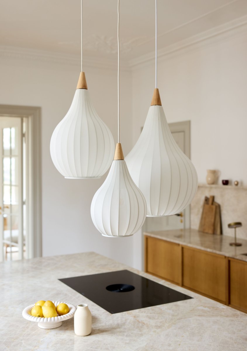 Drops Ø23 Wit hanglamp Van Halo Design - De combinatie van hout, textiel en metaal zorgt voor een sfeervolle uitstraling in de kamer.