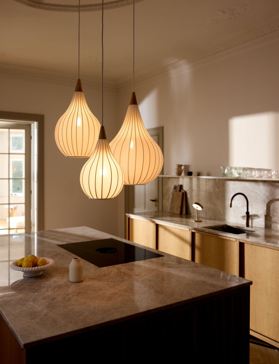 Drops Ø23 Wit hanglamp Van Halo Design - De combinatie van hout, textiel en metaal zorgt voor een sfeervolle uitstraling in de kamer.