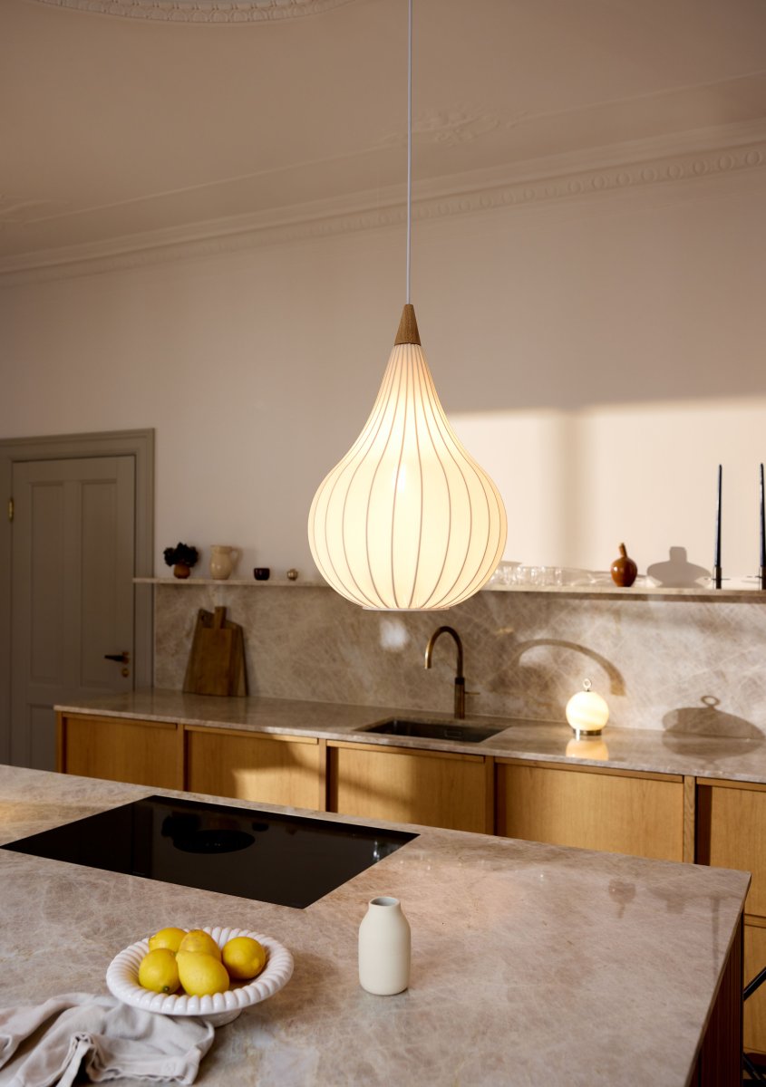 Drops Ø38 Wit hanglamp Van Halo Design - De combinatie van hout, textiel en metaal zorgt voor een sfeervolle uitstraling in de kamer.