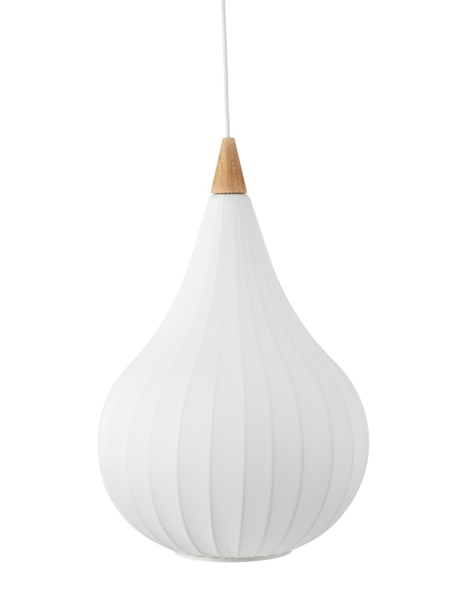 Drops Ø38 Wit hanglamp Van Halo Design - De combinatie van hout, textiel en metaal zorgt voor een sfeervolle uitstraling in de kamer.