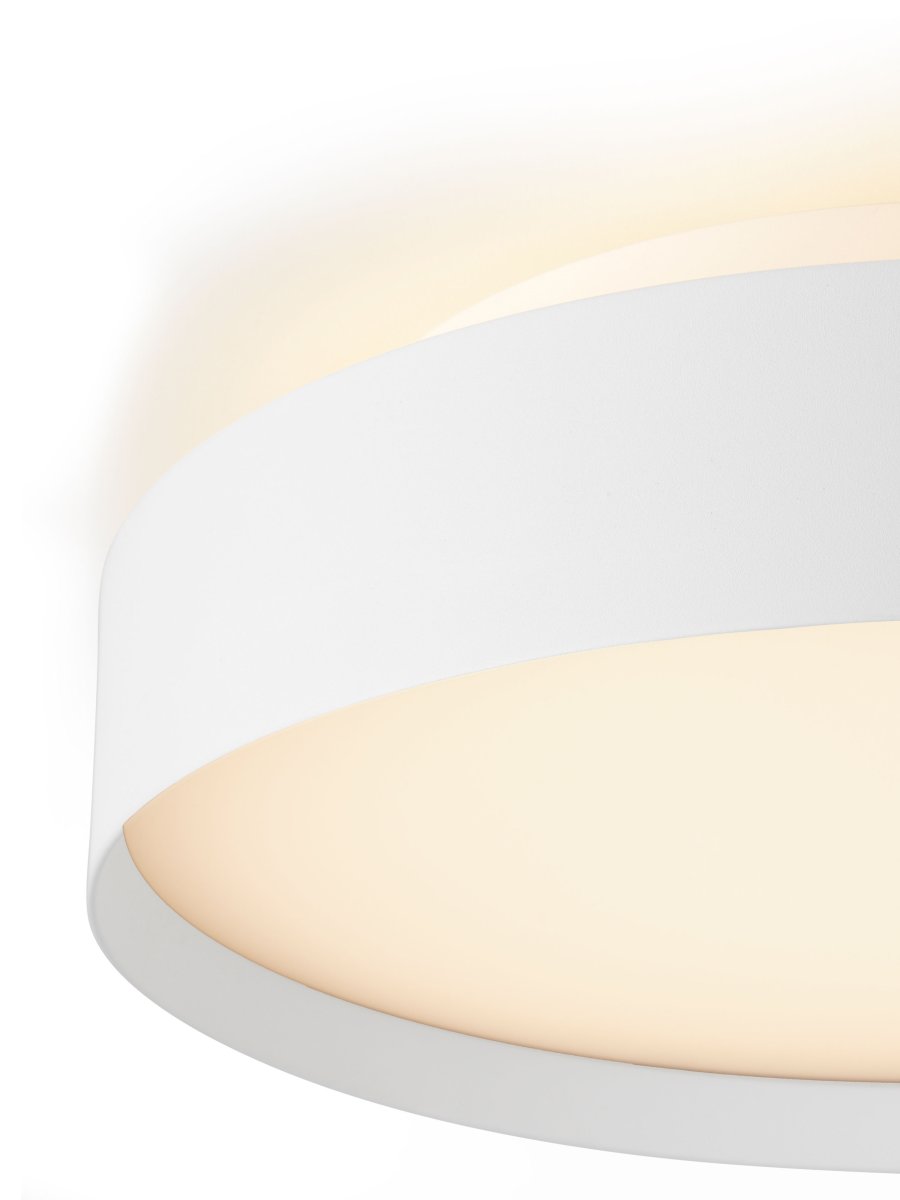 Backlight Full Ø30 Wit plafondlamp Van Halo Design - Het witte metalen frame met een hoge p&aring; Met een diameter van ongeveer 8 cm valt hij gemakkelijk op in de omgeving.