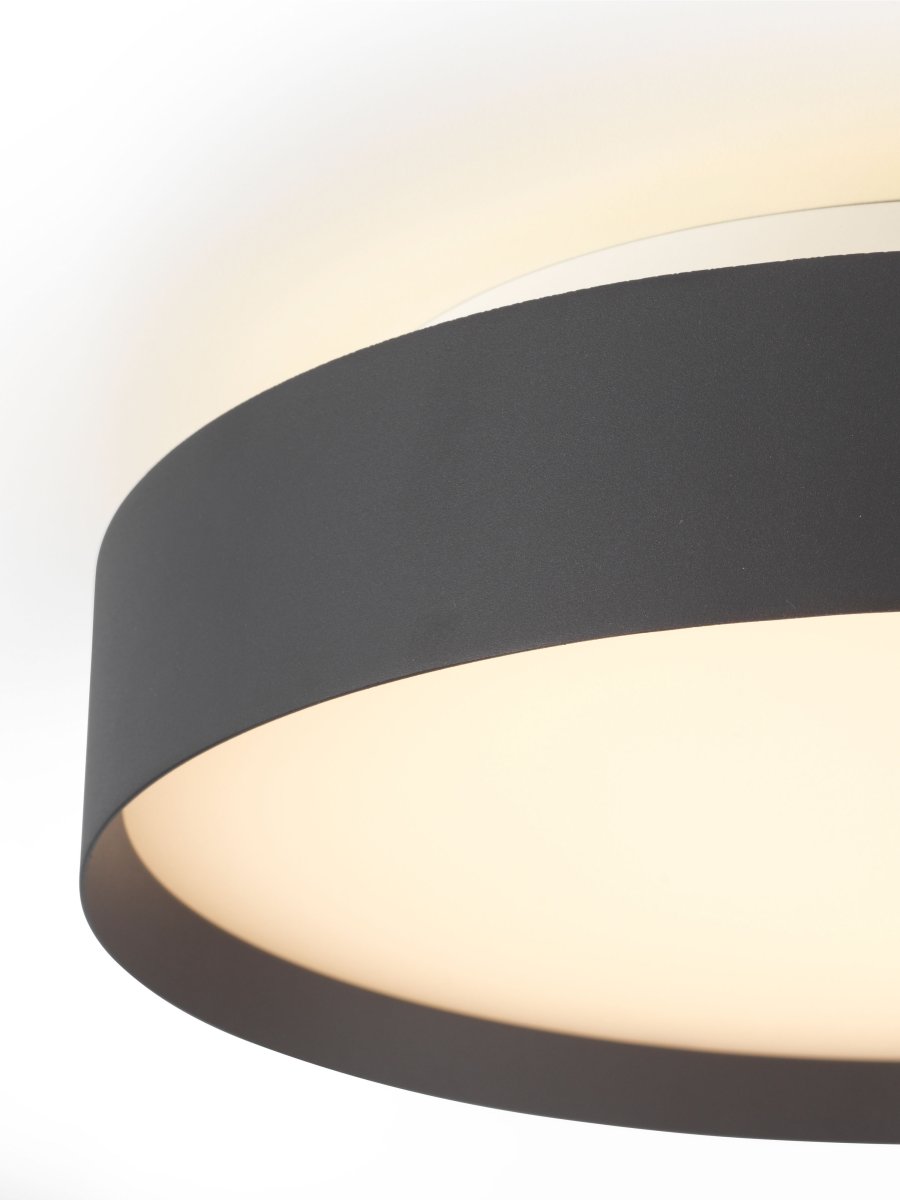 Backlight Full Ø30 Zwart plafondlamp Van Halo Design - Het zwarte metalen frame met een hoogte van ongeveer 8 cm zorgt ervoor dat het gemakkelijk in de omgeving opgaat.