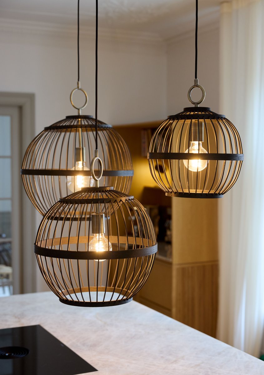 Stockholm Nordic Ø30 Zwart hanglamp Van Halo Design - De open constructie creëert een interessant lichtspel in de kamer, terwijl de subtiele messing details een verfijnde toets toevoegen.
