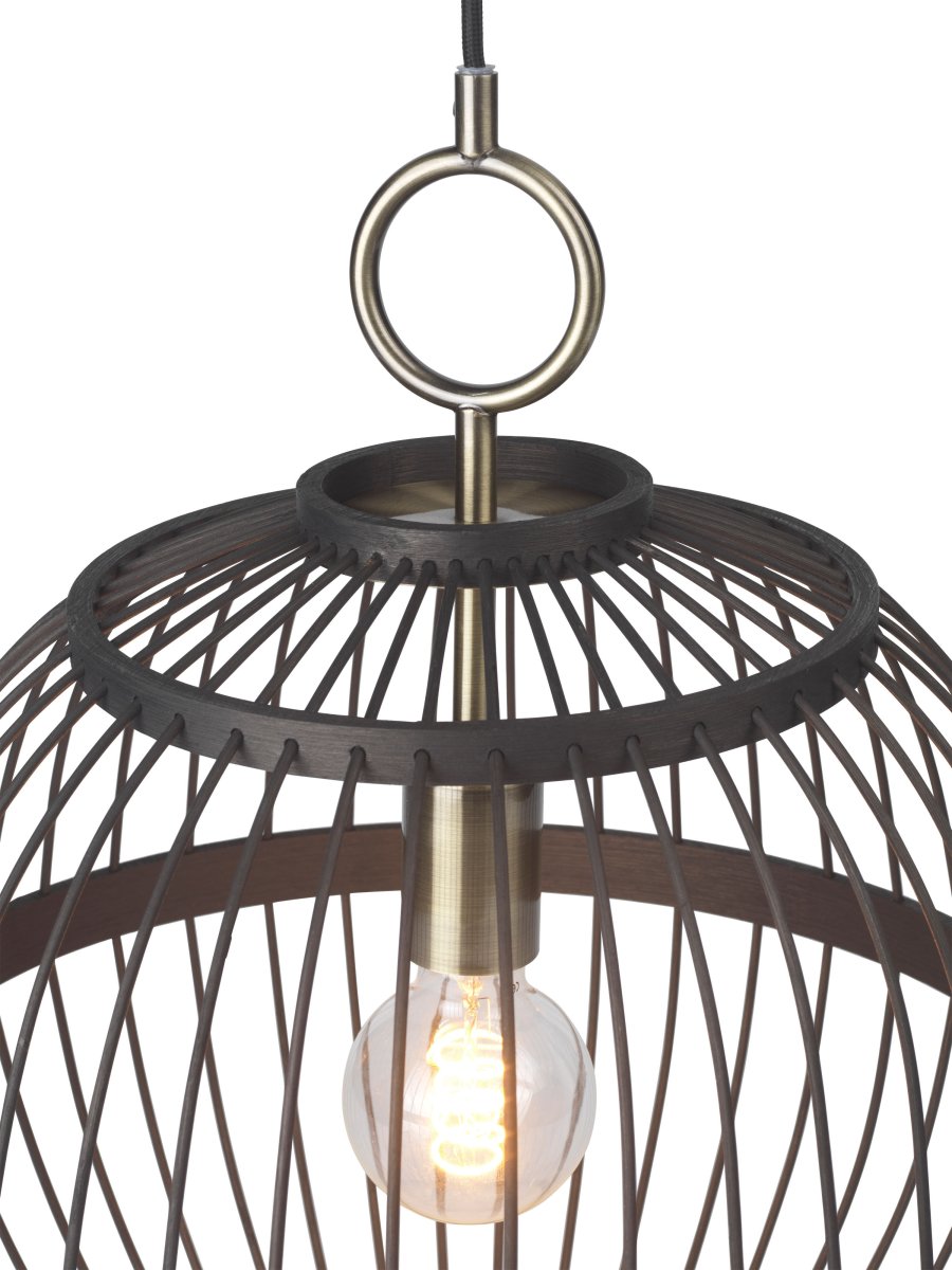 Stockholm Nordic Ø30 Zwart hanglamp Van Halo Design - De open constructie creëert een interessant lichtspel in de kamer, terwijl de subtiele messing details een verfijnde toets toevoegen.