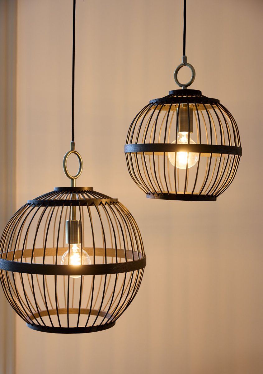 Stockholm Nordic Ø30 Zwart hanglamp Van Halo Design - De open constructie creëert een interessant lichtspel in de kamer, terwijl de subtiele messing details een verfijnde toets toevoegen.