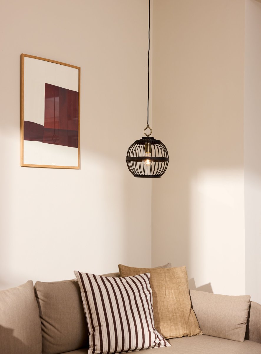 Stockholm Nordic Ø30 Zwart hanglamp Van Halo Design - De open constructie creëert een interessant lichtspel in de kamer, terwijl de subtiele messing details een verfijnde toets toevoegen.
