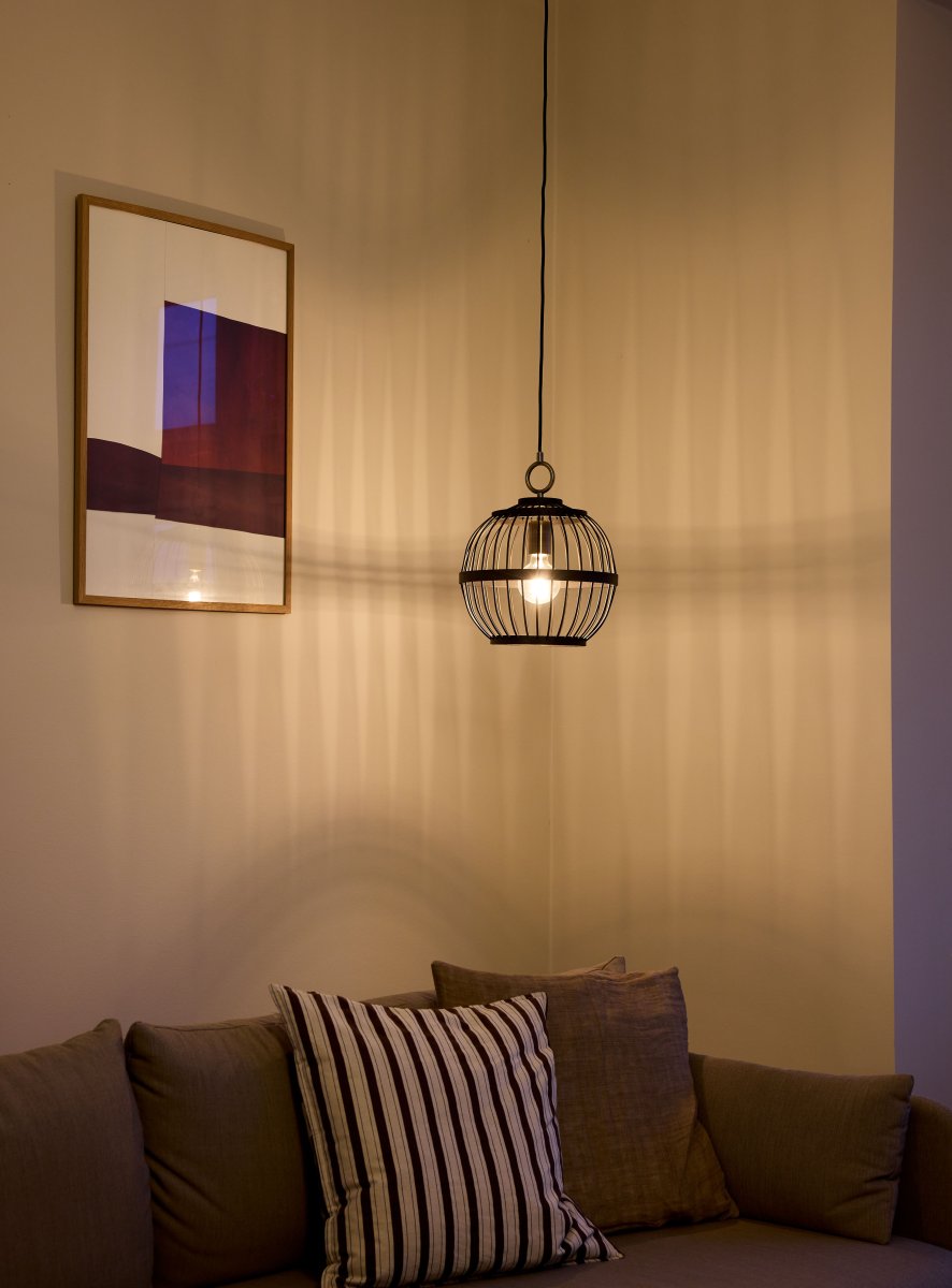 Stockholm Nordic Ø30 Zwart hanglamp Van Halo Design - De open constructie creëert een interessant lichtspel in de kamer, terwijl de subtiele messing details een verfijnde toets toevoegen.