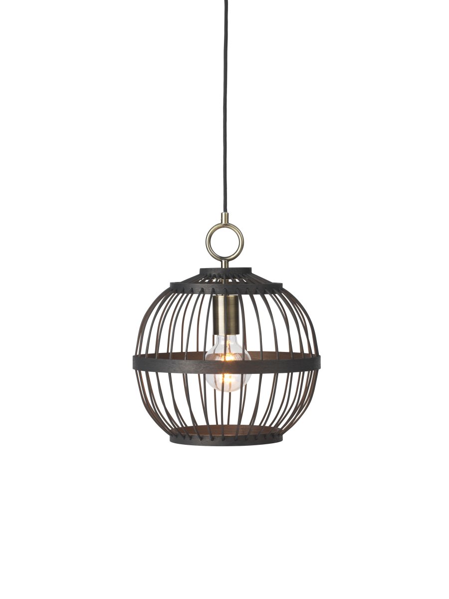 Stockholm Nordic Ø30 Zwart hanglamp Van Halo Design - De open constructie creëert een interessant lichtspel in de kamer, terwijl de subtiele messing details een verfijnde toets toevoegen.
