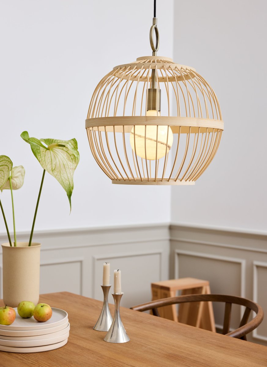 Stockholm Nordic Ø40 Natuur hanglamp Van Halo Design - De open constructie creëert een interessant lichtspel in de kamer, terwijl de subtiele messing details een verfijnde toets toevoegen.