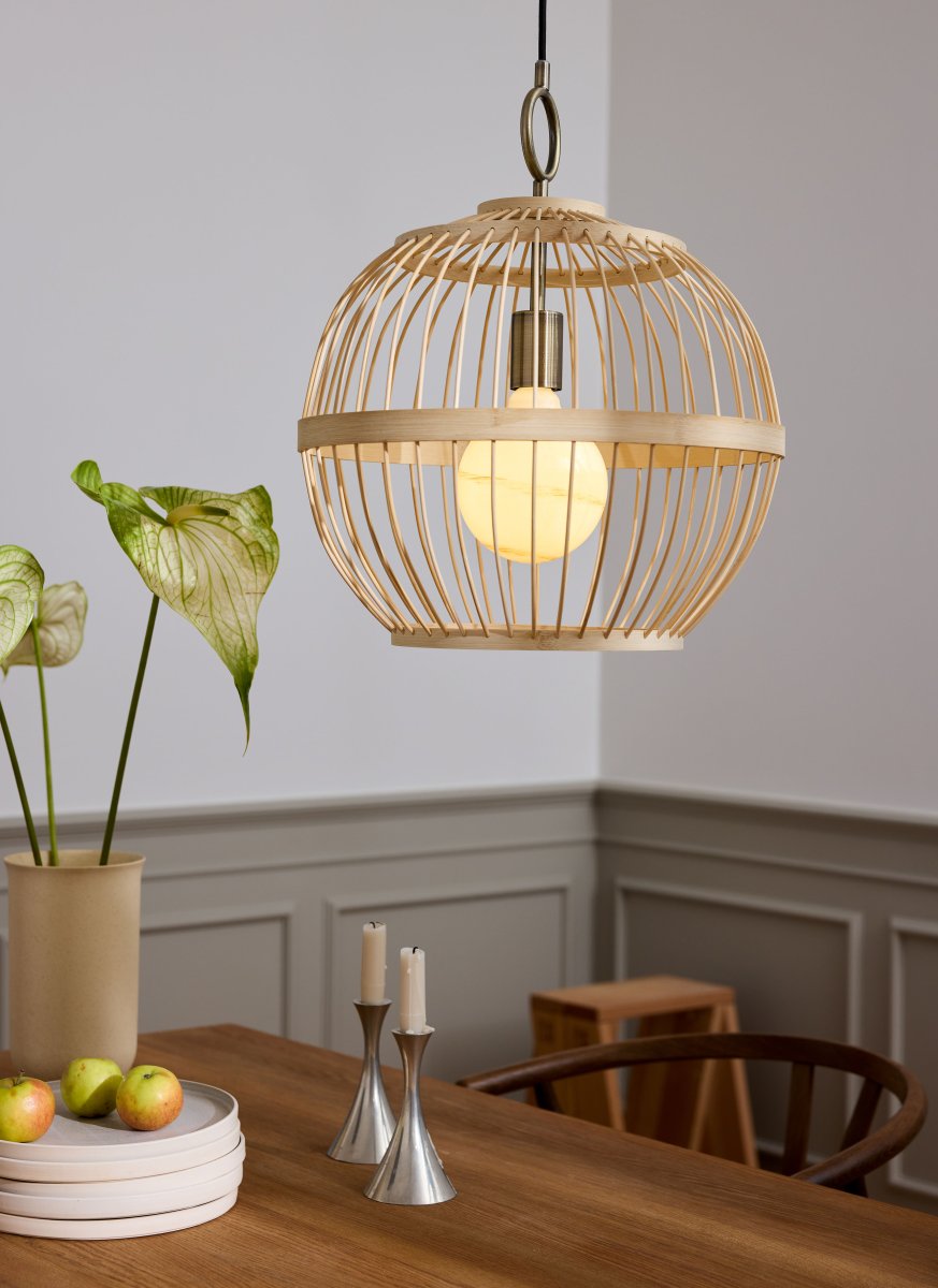 Stockholm Nordic Ø40 Natuur hanglamp Van Halo Design - De open constructie creëert een interessant lichtspel in de kamer, terwijl de subtiele messing details een verfijnde toets toevoegen.