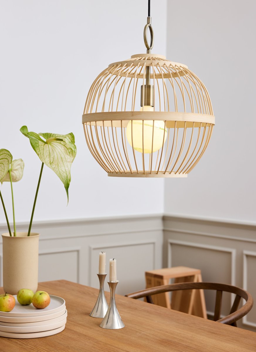 Stockholm Nordic Ø40 Natuur hanglamp Van Halo Design - De open constructie creëert een interessant lichtspel in de kamer, terwijl de subtiele messing details een verfijnde toets toevoegen.