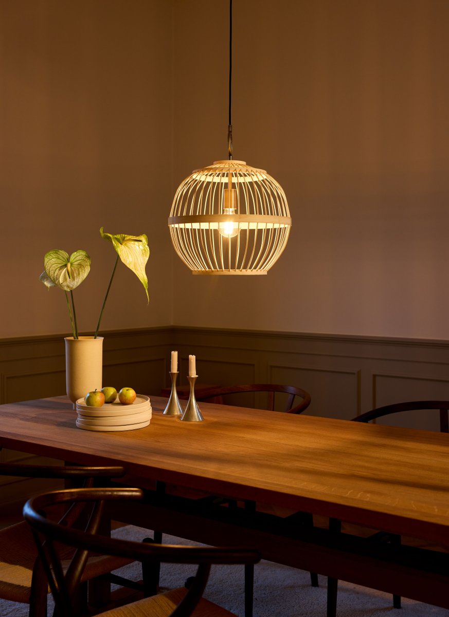 Stockholm Nordic Ø40 Natuur hanglamp Van Halo Design - De open constructie creëert een interessant lichtspel in de kamer, terwijl de subtiele messing details een verfijnde toets toevoegen.