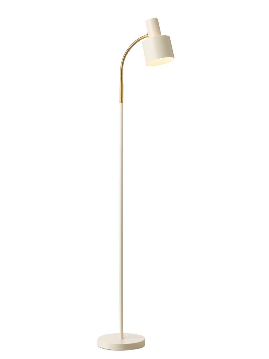 Vogue Wit vloerlamp Van Halo Design - Vogue is een stijlvolle vloerlamp van wit metaal met elegante details in een antieke messing afwerking, wat zorgt voor een mooie retro-uitstraling.