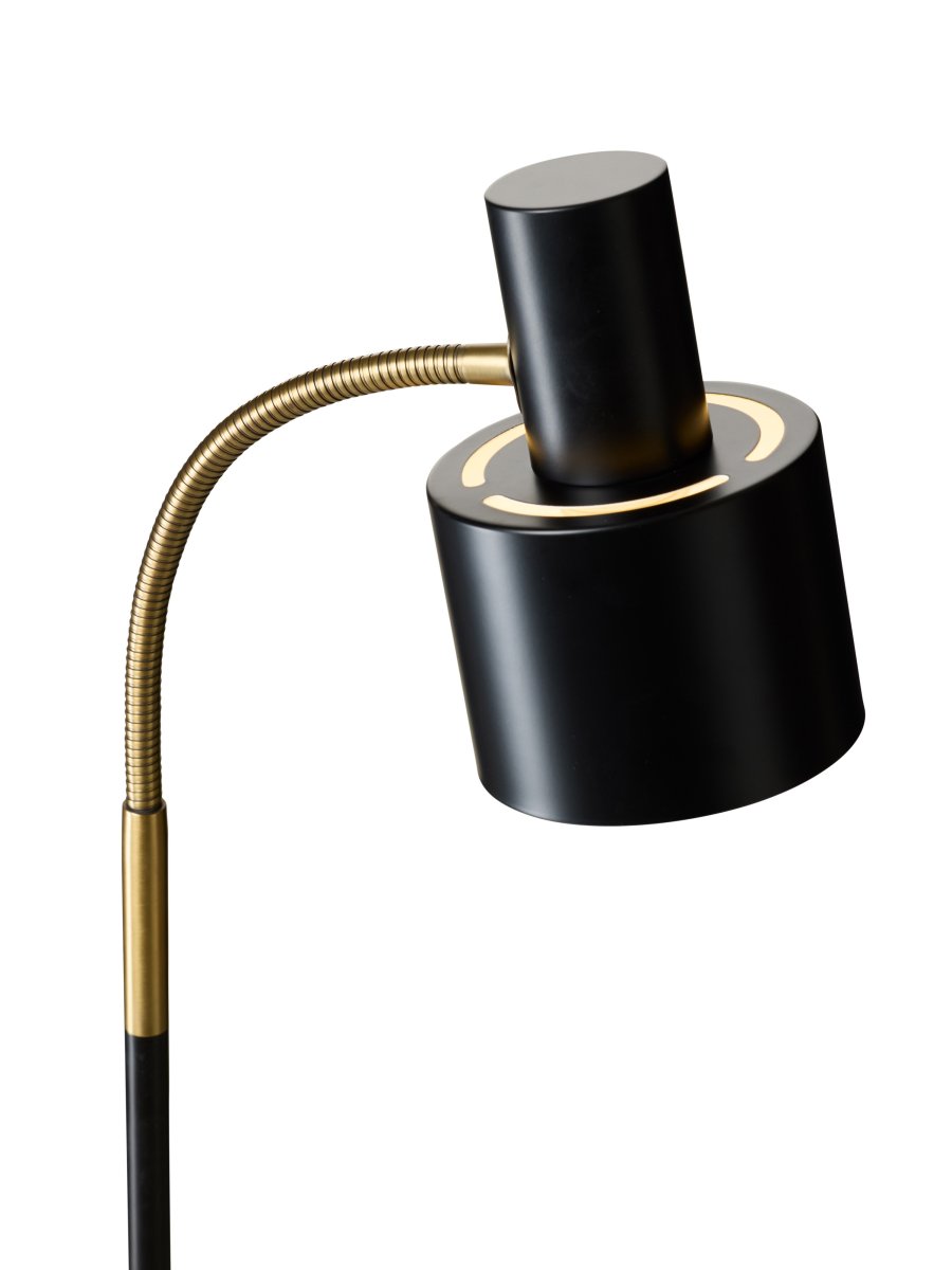 Vogue Zwart vloerlamp Van Halo Design - Vogue is een stijlvolle vloerlamp van zwart metaal met elegante details in een antieke messing afwerking, wat zorgt voor een mooie retro-uitstraling.