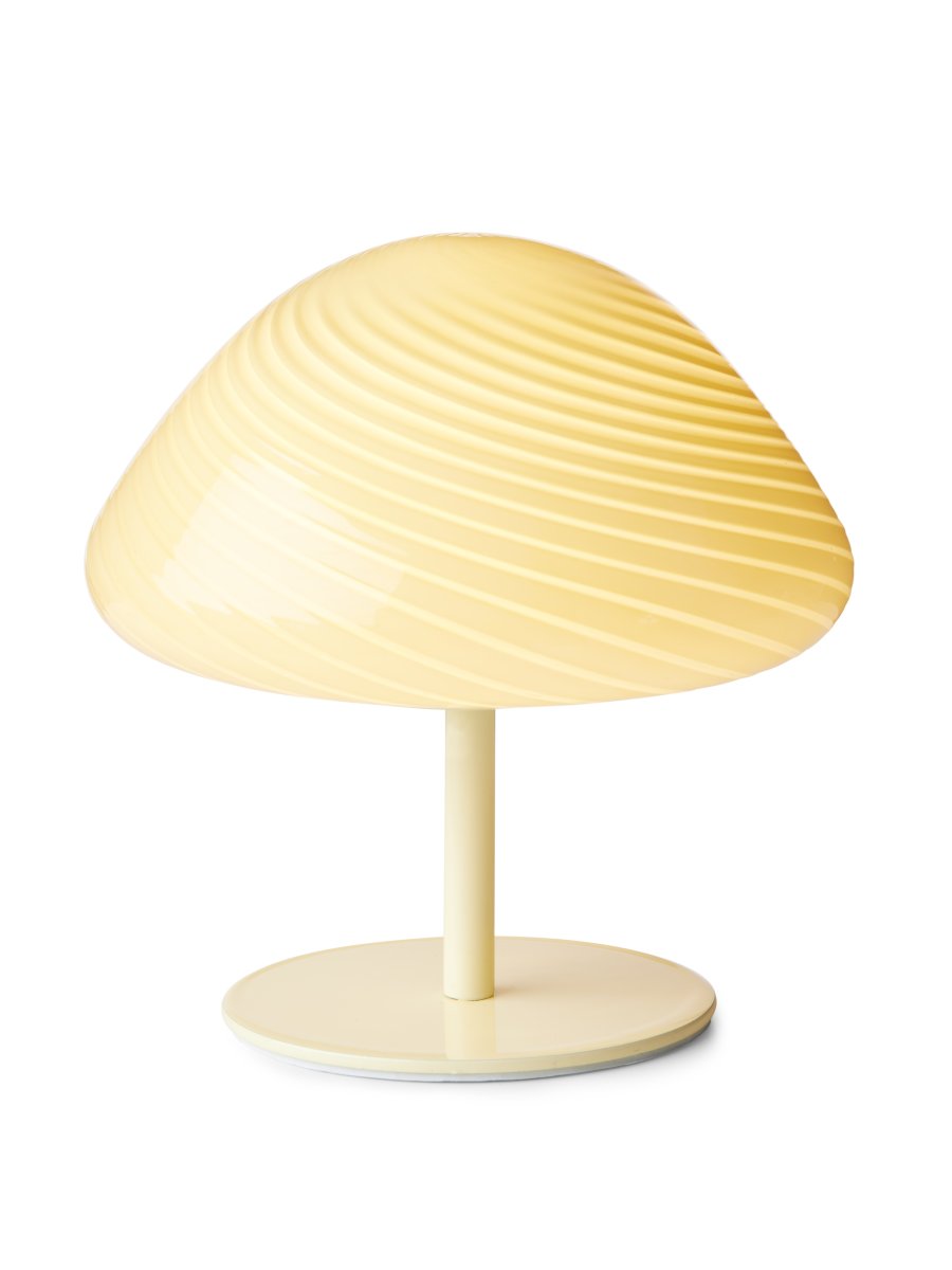 Mini Mush 17cm Room tafellamp Van Halo Design - De unieke, golfvormige lampenkap zorgt voor een zachte en aangename lichtverdeling, ideaal om in elke kamer een gezellige sfeer te cre&euml;ren.