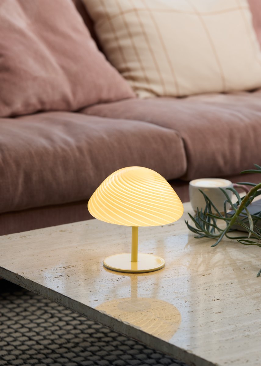 Mini Mush 17cm Room tafellamp Van Halo Design - De unieke, golfvormige lampenkap zorgt voor een zachte en aangename lichtverdeling, ideaal om in elke kamer een gezellige sfeer te cre&euml;ren.