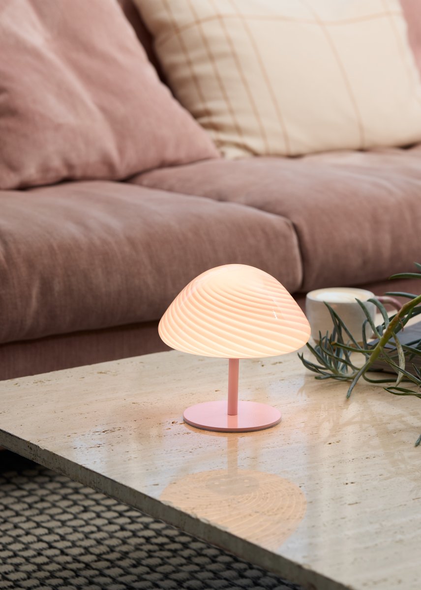Mini Mush 17cm Roze tafellamp Van Halo Design - De unieke, golfvormige lampenkap zorgt voor een zachte en aangename lichtverdeling, ideaal om in elke kamer een gezellige sfeer te creëren.