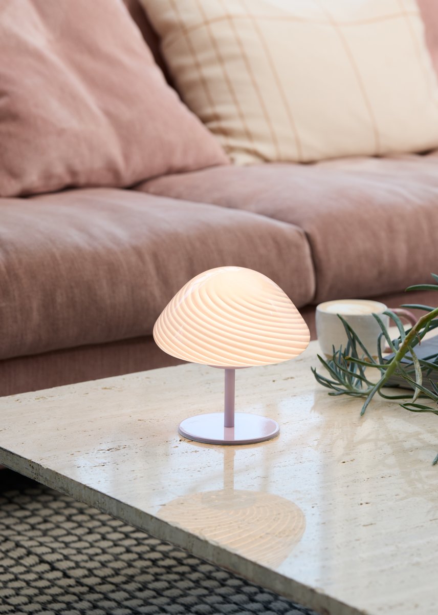 Mini Mush 17cm Paars tafellamp Van Halo Design - De unieke, golfvormige lampenkap zorgt voor een zachte en aangename lichtverdeling, ideaal om in elke kamer een gezellige sfeer te creëren.